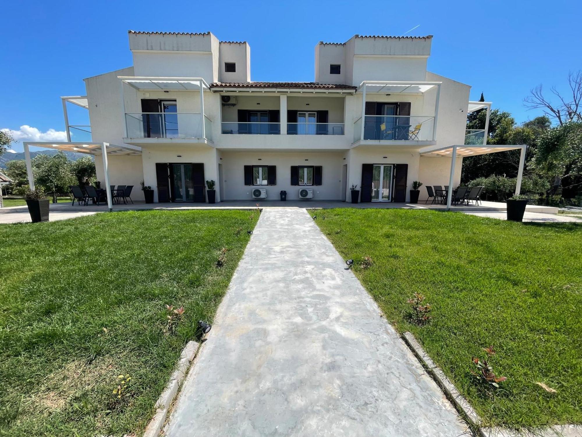 Villa Rodelia Рода Екстериор снимка